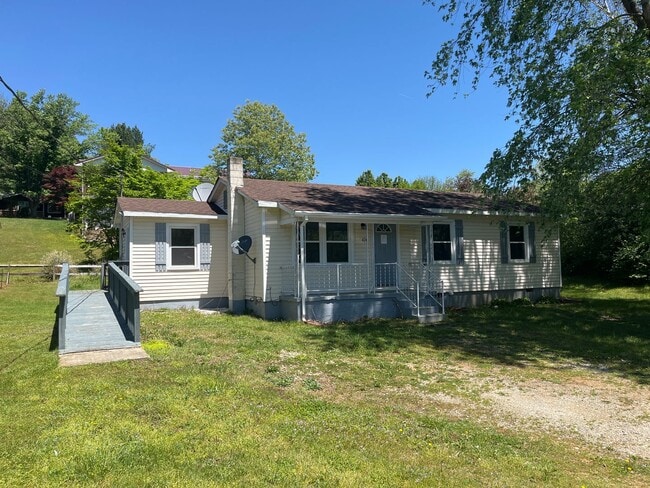 Building Photo - 2 BR 1 BA House in Buchanan VA