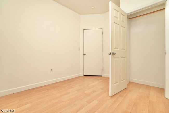 Building Photo - 466 Cortlandt St