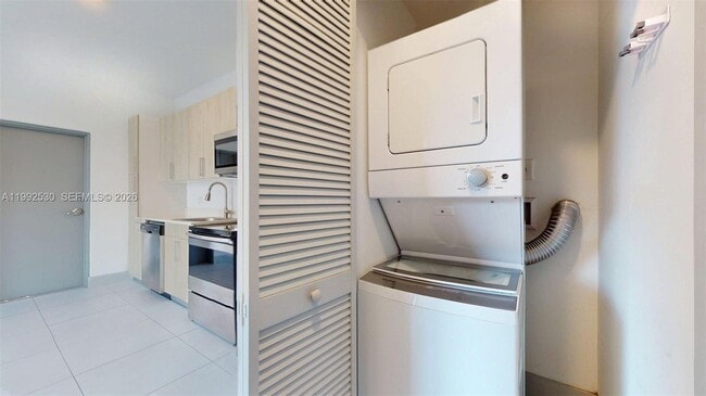 Building Photo - 519 SW 5th Ave