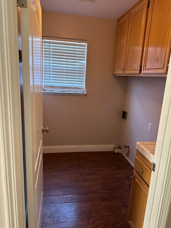 Building Photo - Two story home in Bakersfield