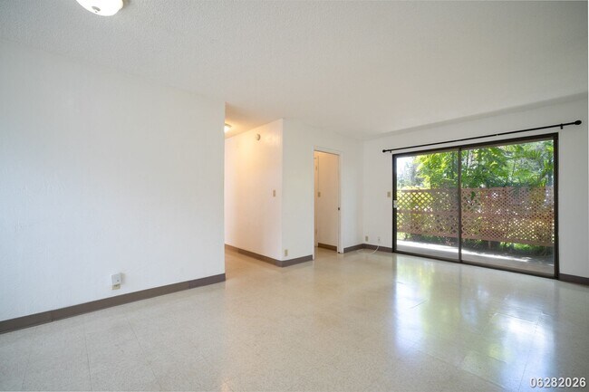 Building Photo - Rarely Available 3-bed/2.5-bath/2-parking Townhouse in Aiea