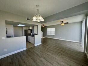 Building Photo - Contemporary Townhome for Rent in Davenpor...