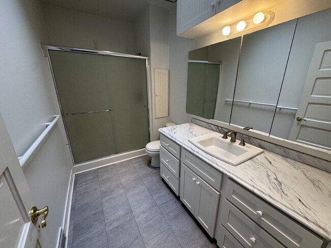 Building Photo - Spacious 2bed Plus Office, Single-level in Waverly Heights