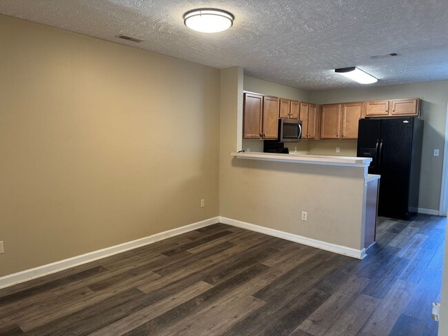 Building Photo - 2BR Townhome in Shadow Glen