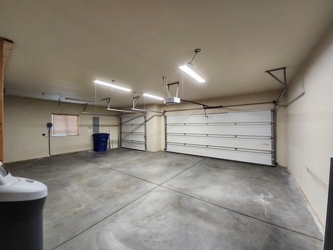 Building Photo - Stunning S. Richland Home- Home Office, Soaking Tub in Primary Suite Bathroom