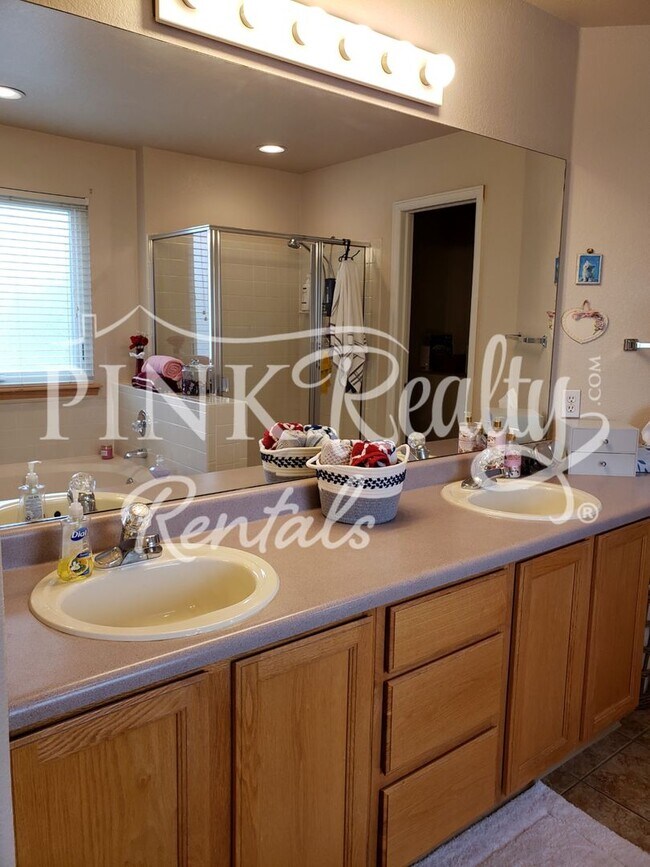 Building Photo - Gorgeous 5 Bedroom Home in D20!