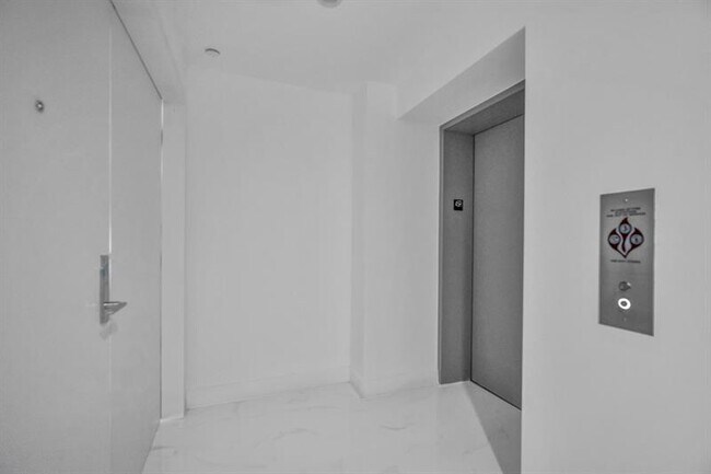 Building Photo - 700 NE 24th St
