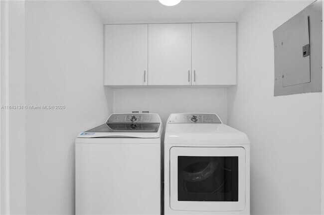 Building Photo - 3215 NE 184th St