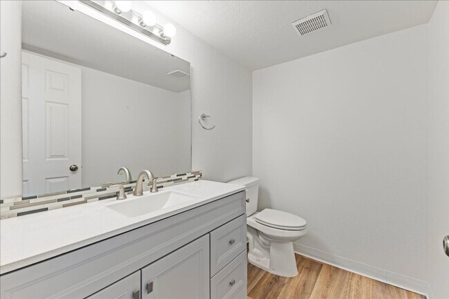 Building Photo - 3 Bedroom 1.5 Bathroom Townhouse in Southeast Boise