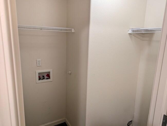 Building Photo - Minutes from Nike and One Week Free! 2 Bed...