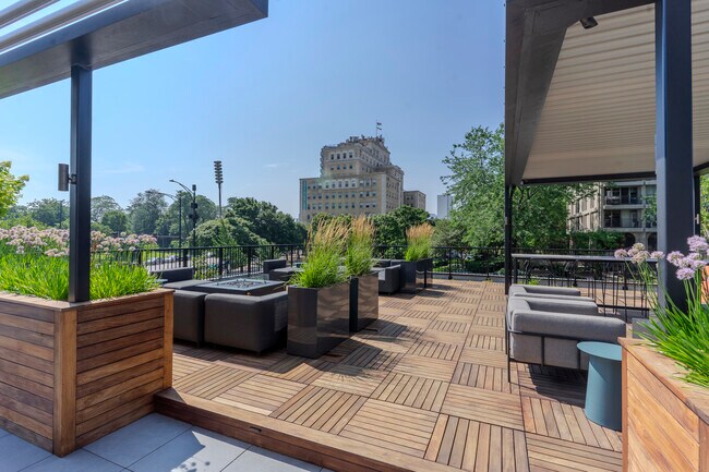 Building Photo - 2020 N Lincoln Park W