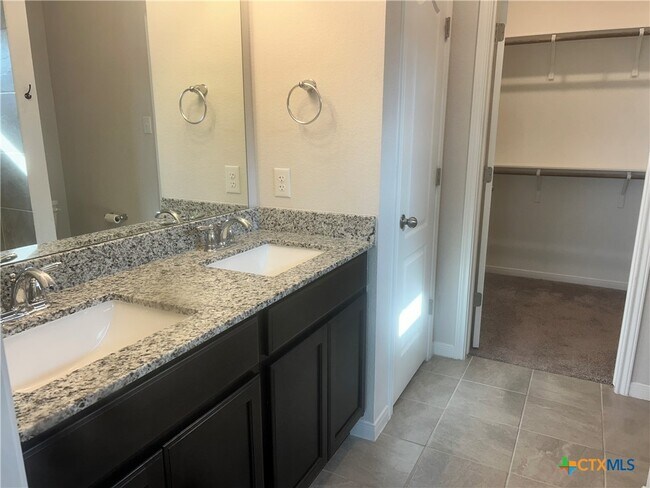 Building Photo - 631 Friar Tuck Dr