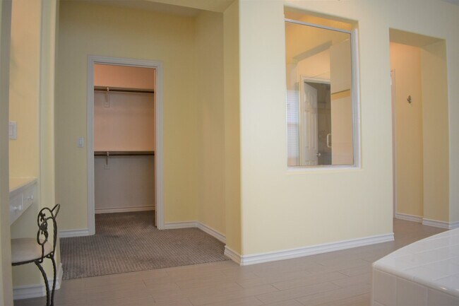 Building Photo - Beautiful 5 bedroom, 5 bath home in Desirable North Park Irvine