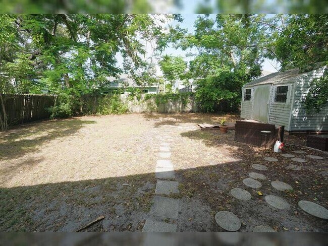 Building Photo - Central Tampa Gem Near UT- Modern Finishes & Prime Location