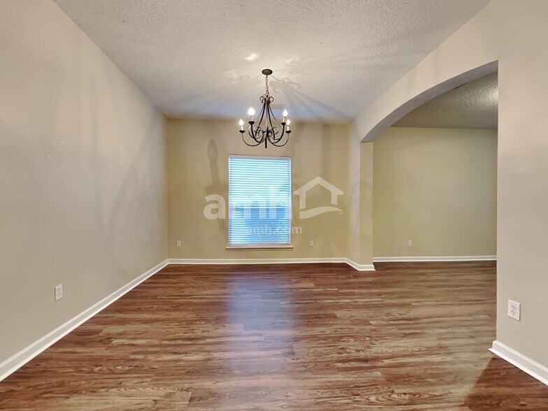 Building Photo - 890 Thoroughbred Dr