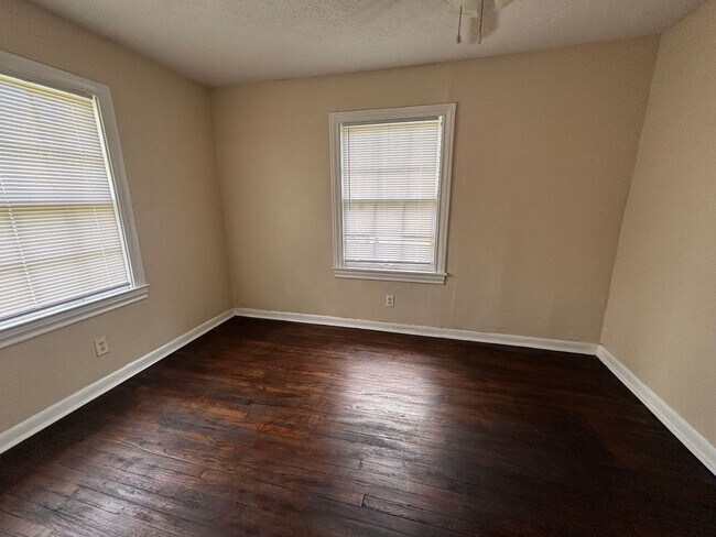 Building Photo - Lovely 4 Bedroom 1 Bath Home!