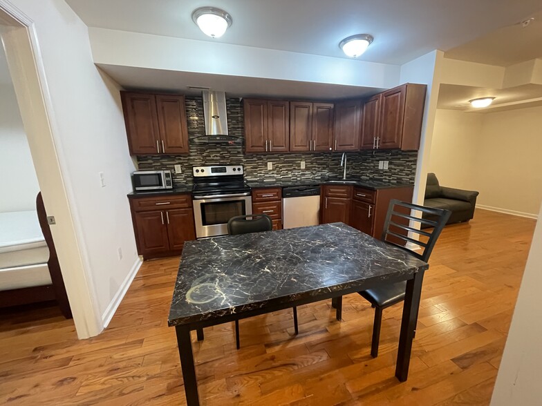 Building Photo - 3833 Baring St