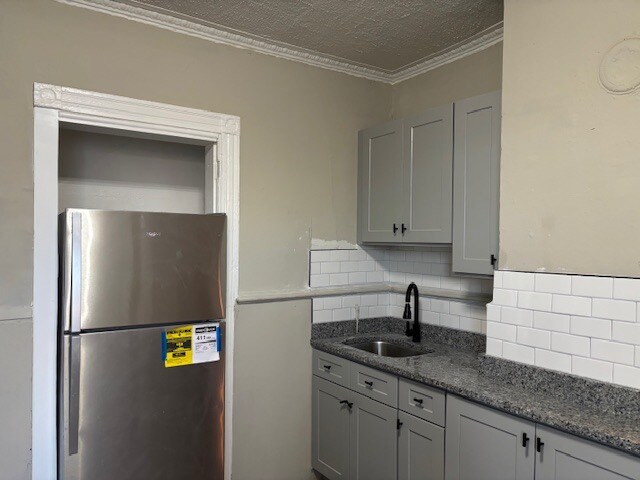 Building Photo - 633 Main St