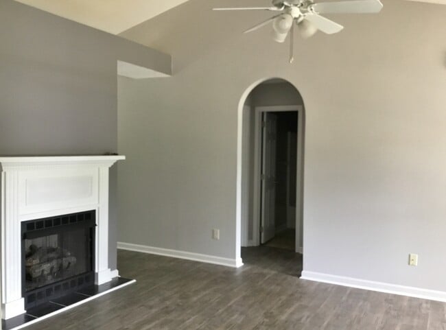 Building Photo - 3 Bedroom in Glenn Eagle Subdivision!