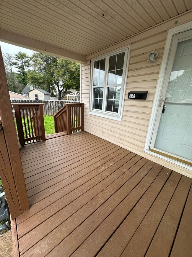 Building Photo - 3 Bed, 1 Bath Townhome