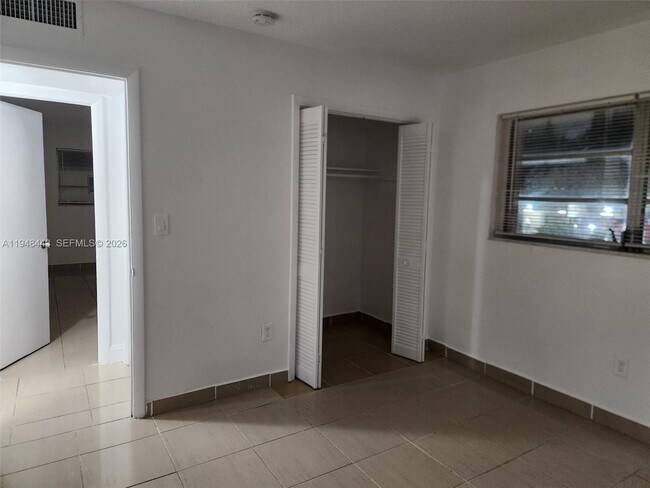 Building Photo - 15201 NE 6th Ave