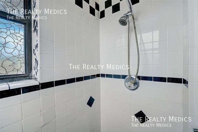 Building Photo - 1886 Elkcam Blvd