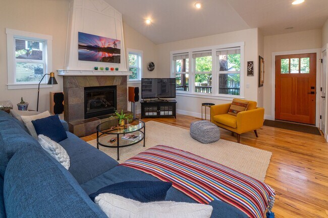 Building Photo - Beautiful Craftsman Style Home in Northwes...