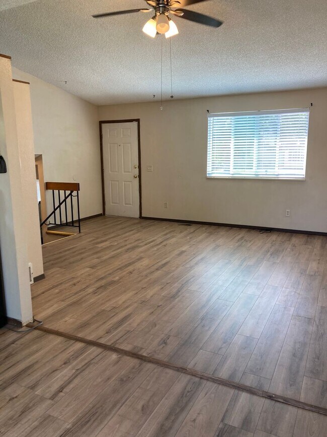 Building Photo - Charming 3 Bed, 2 Bath Home with Spacious ...