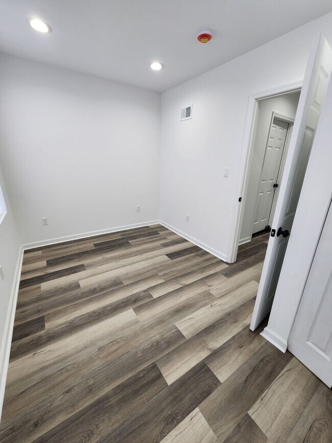 Building Photo - 5012 W Stiles St