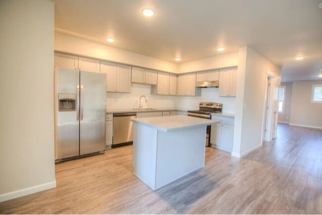 Building Photo - 607 NE 92nd Ave