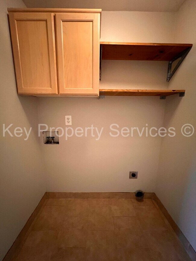 Building Photo - Charming Home in Quiet Image Neighborhood