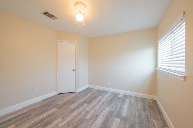 Building Photo - 529 W Metcalfe St