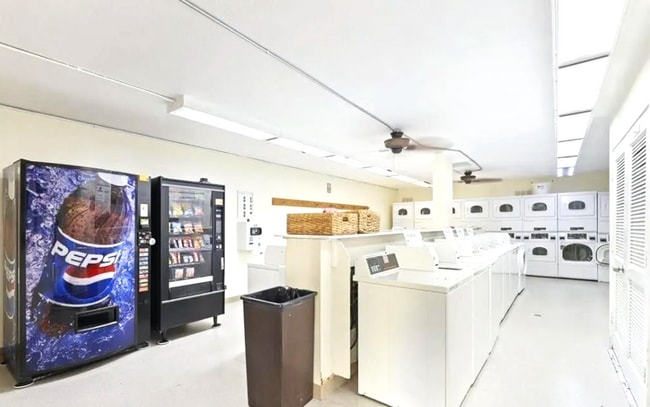 Building Photo - ****MOVE-IN SPECIAL: $500 OFF SECOND MONTH'S RENT****CHARMING 1BD/ 1BA AVAILABLE IN MISSION VALLEY!!