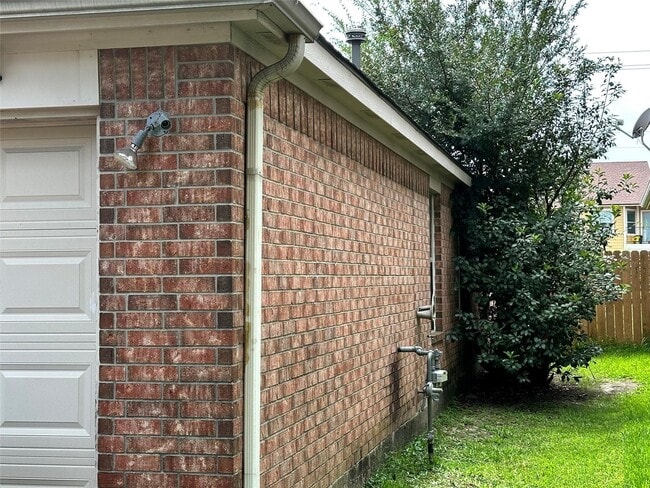 Building Photo - 4527 Estate Dr