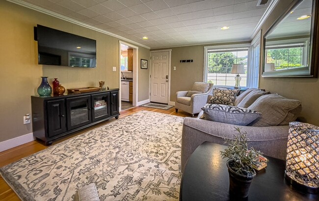 Building Photo - Kelsey's Cottage: Fully Furnished 2 bd/1ba Jacksonville Cottage, Large yard! $300 Utility Fee