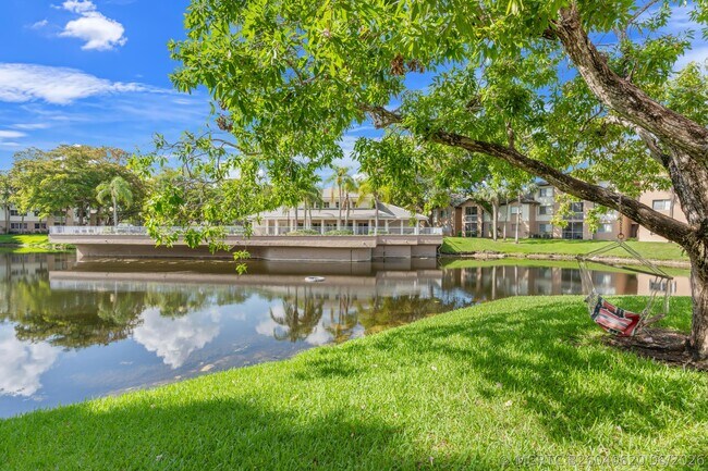 Building Photo - 9855 Westview Dr