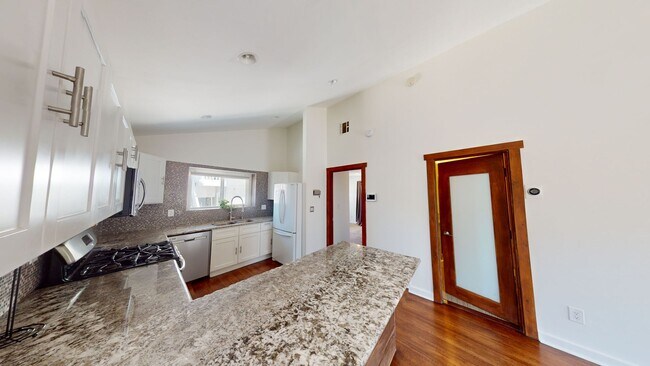 Building Photo - Stunning 2 Bedroom 2 Bath Home - Ideal Loc...