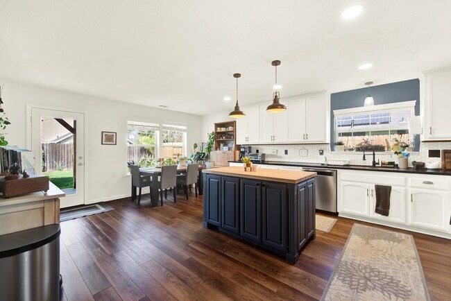 Building Photo - 209 White Oak Ln