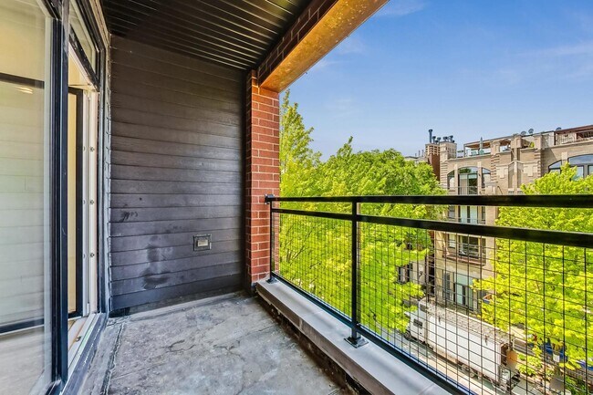 Building Photo - 3355 N Southport Ave