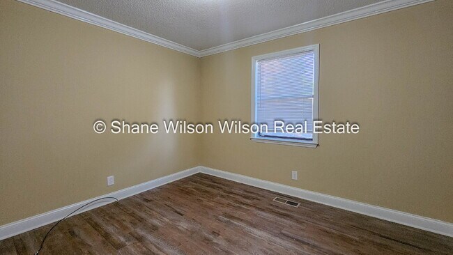 Building Photo - Charming 3-Bedroom 1.5-Bath Home in Chickamauga! Come see it today!