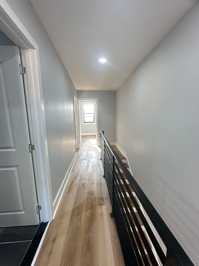 Building Photo - 3 bedroom 1 bath house available in South Philly