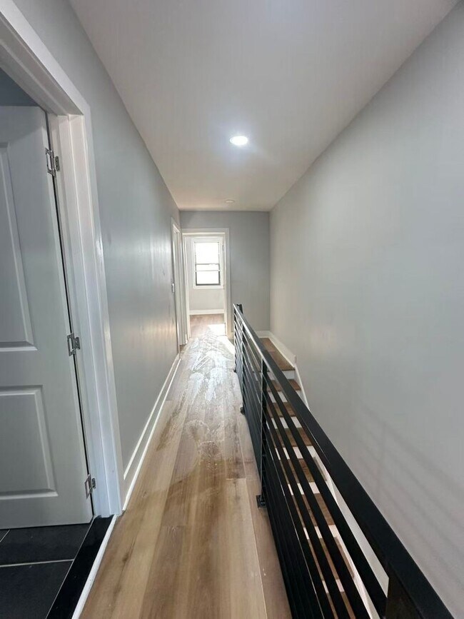 Building Photo - 3B1.5B House Available in South Philly