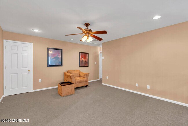 Building Photo - 17 Trumbull Ct