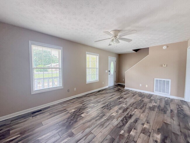 Building Photo - Pet-Friendly 3-Bedroom Home with Garage, Screened-In Porch & Spacious Bedrooms