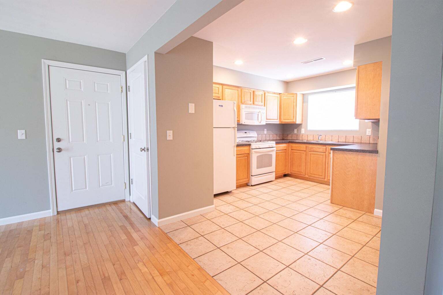 Building Photo - 835 Grand Ave NE