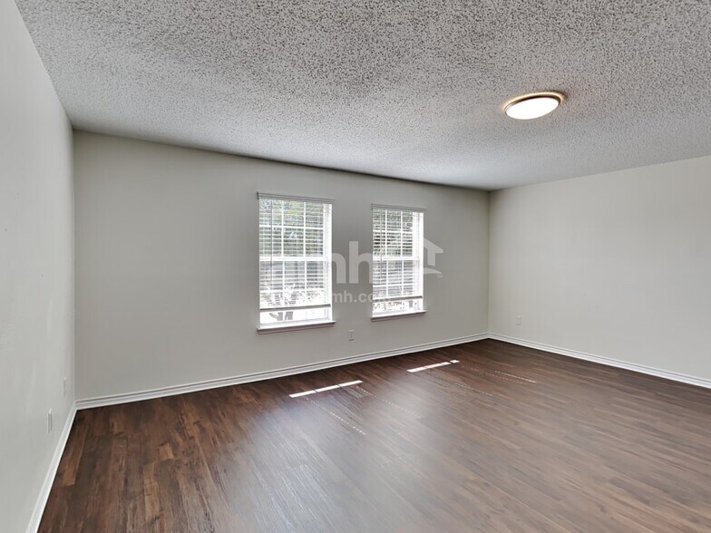 Building Photo - 8113 Lake Haven Dr