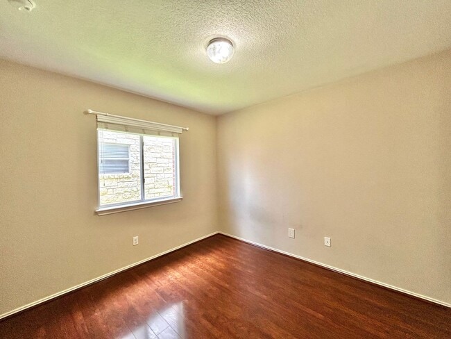 Building Photo - Beautiful & Spacious 3BR/2.5BA One-Level H...