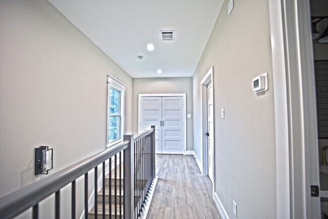 Building Photo - 2413 Glen Ln