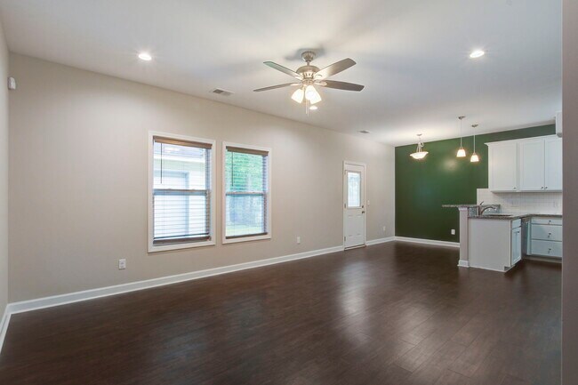 Building Photo - 108 Pine Ct