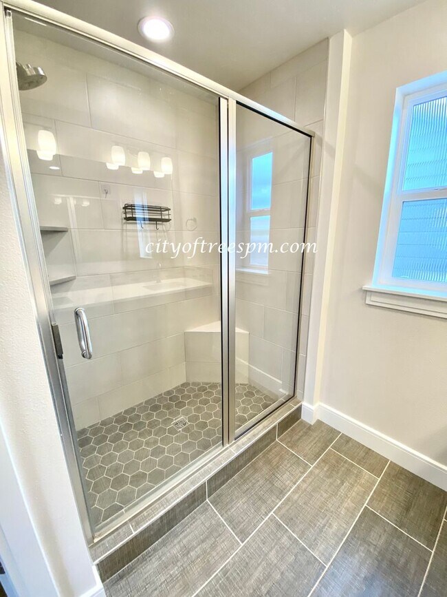 Building Photo - BEAUTIFUL 4 bed 2 1/2 Bath Located in Cent...